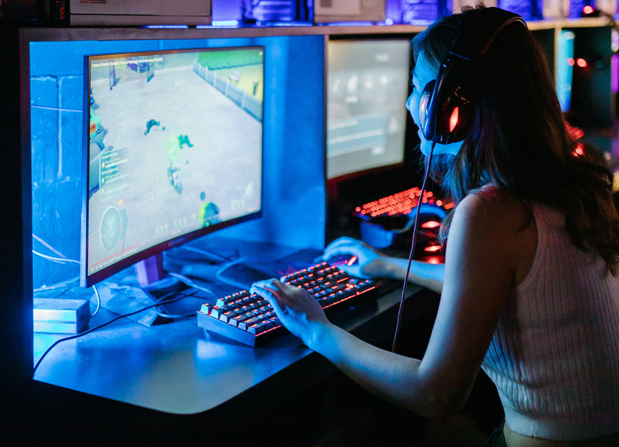 esports female gamer