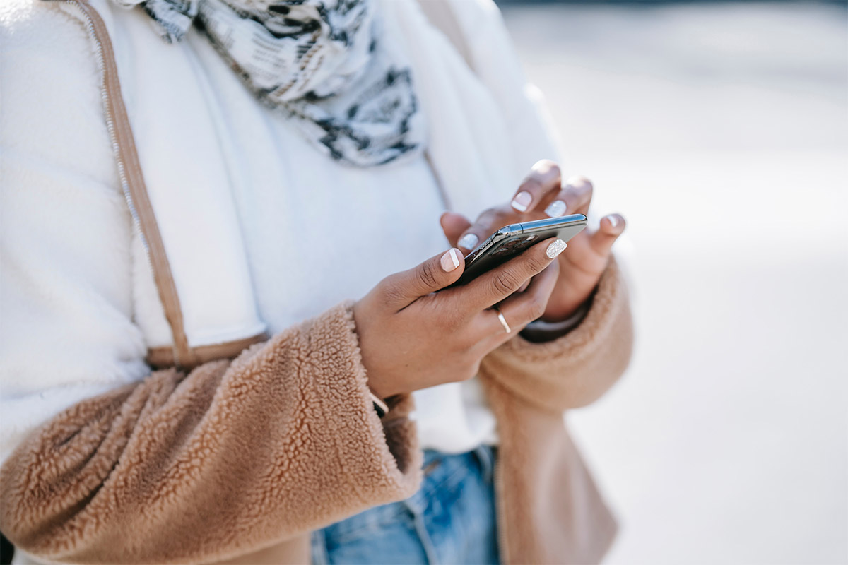 AI in retail image of person using cell phone